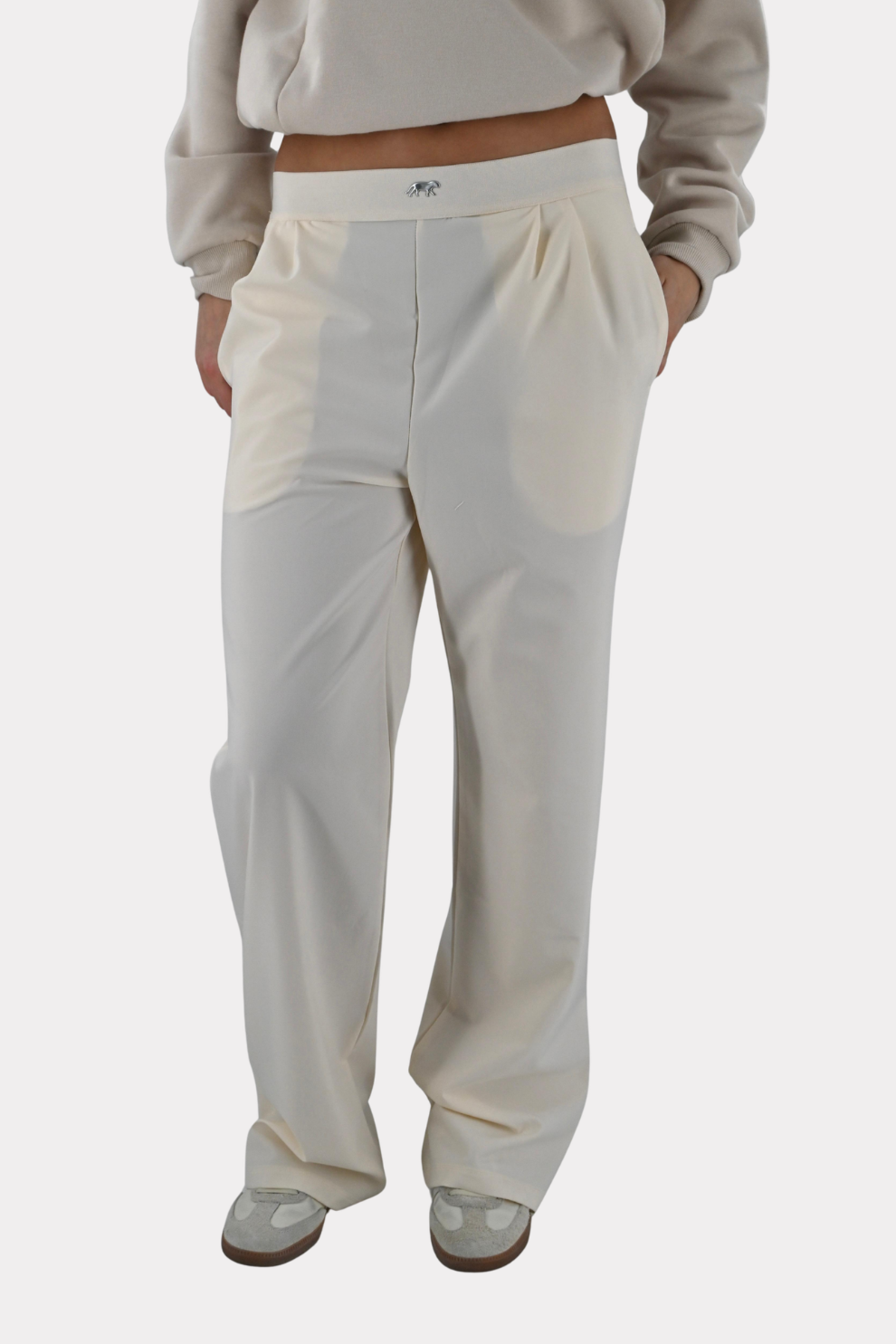 [photo_size]Lot is 1.74m lang en draagt maat S/M.