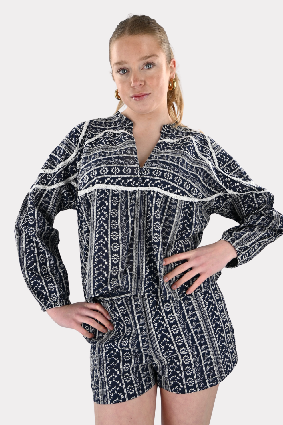 [photo_size]Noor is 1.69m lang en draagt maat S/M.