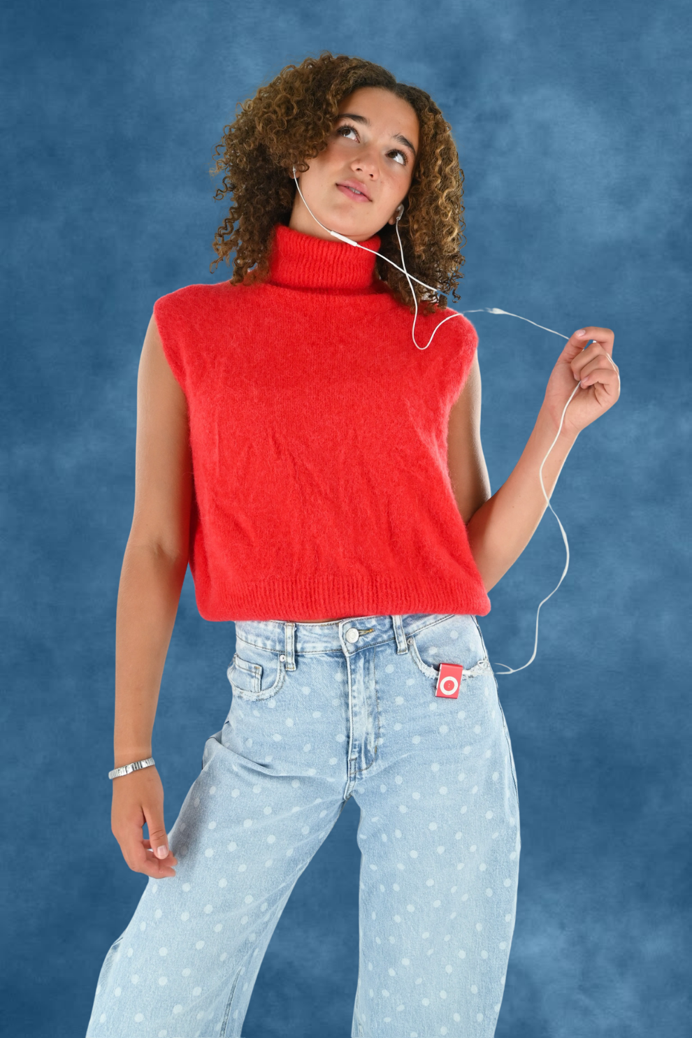 [photo_size]Gwen mesure 1,76 m et porte une taille unique.[/photo_size]